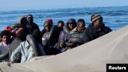 ፎቶ ፋይል፡- የቱኒዚያ የባህር ጠረፍ ጠባቂዎች ወደ ኢጣሊያ ሊሻገሩ የሞከሩ የአፍሪካ ፍልሰተኞችን ሲያስቆሙ ስፋክስ፣ ቱኒዝያ 