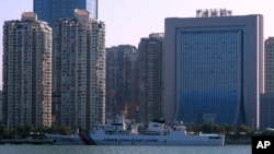 中国福建厦门海关大楼前停靠的中国海警船。（2023年12月26日）