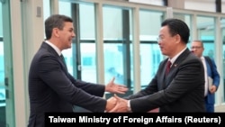 台湾外交部长吴钊燮在台北桃园国际机场欢迎到访的台湾邦交国巴拉圭的总统当选人潘尼亚（Santiago Pena））。（2023年7月11日）