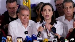 在委内瑞拉选举部门宣布现任总统尼古拉斯·马杜罗赢得总统选举后，反对派领袖玛丽亚·科琳娜·马查多（右）和总统候选人埃德蒙多·冈萨雷斯举行新闻发布会。(2024年7月29日)