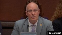 美国国会众议院中共问题特设委员会主席约翰·穆勒纳尔(John Moolenaar)2024年6月26日在国会山主持听证会。