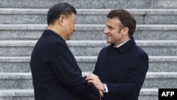 2023年4月6日，法国总统马克龙与中国国家主席习近平在北京举行的欢迎仪式上。（法新社照片）