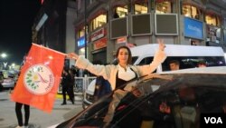 Alîgirên Dem Partîyê li Wanê serketina hilbijartinê pîroz dikin,