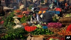 পেঁয়াজ, টমেটোর মতো সবজির দাম বৃদ্ধি আটকাতে না পারায় সরকার পতনের অসংখ্য দৃষ্টান্ত আছে দেশে। অতীতে রাজস্থান, গুজরাত, মধ্যপ্রদেশে বিজেপির সরকার হাতছাড়া হয় পেঁয়াজের দাম নিয়ন্ত্রণ করতে না পারায়।