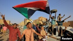ሰልፈኞች በወታደራዊው መንግሥት ላይ ያላቸውን ተቃውሞ ሲገልጹ ካርቱም፣ ሱዳን 