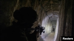 سرباز اسرائیلی در یک تونل حفرشده توسط ستیزه‌جویان فلسطینی در غزه (آرشیو)