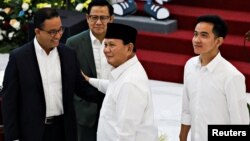 ২০২৪ সালের ২৪ এপ্রিল ইন্দোনেশিয়ার নির্বাচন কমিশন জাকার্তায় আনুষ্ঠানিকভাবে নির্বাচনে বিজয়ীদের নাম ঘোষণা করার সময় নবনির্বাচিত প্রেসিডেন্ট প্রাবোও সুবিয়ান্তো এবং ভাইস প্রেসিডেন্ট জিবরান রাকাবুমিং রাকা পরাজিত প্রেসিডেন্ট প্রার্থী এবং তার রানিং মেটকে স্বাগত জানাচ্ছেন।