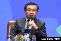 លោក គង់ ផល្លៈ រដ្ឋលេខាធិការ​ក្រសួង​ប្រៃសណីយ៍ និង​ទូរគមនាគមន៍ ជា​វាគ្មិន​ក្នុង​កិច្ចពិភាក្សា​អំពី​សារៈសំខាន់​នៃ​ការសម្របសម្រួល​អន្តរក្រសួង​សម្រាប់​ការការពារ​អ្នកប្រើប្រាស់​តាម​អ៊ីនធឺណិត ឬឌីជីថល នៅក្នុង​សណ្ឋាគារ​សូហ្វីតែល រាជធានី​ភ្នំពេញ នៅ​ថ្ងៃទី៤ ខែមេសា ឆ្នាំ២០២៣។ (លាស់ លីបលីប/វីអូអេ)