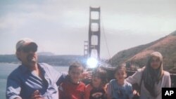 መቼ እንደተነሳ ጊዜው ያልተገለፀው ፎቶ ፋዲ ሻክ ከቤተሰቦቹ ጋር የተነሳውን ፎቶ ያሳያል። በስተግራ የሚታዩት አባቱ አብደላ ሻክ በጋዛ በተካሄደ የቦምብ ጥቃት ባለፈው ወር ተገድለዋል። የ56 አመት እናቱ ደግሞ ከልጆቻቸው ቀጥለው በስተቀኝ ይታያሉ።