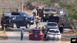 执法人员集结在马萨诸塞州戴顿的一条路上，联邦调查局特工在附近的一所住宅逮捕了涉嫌泄露高度机密文件的嫌疑人。(2023年4月13日)