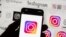 ARHIVA - Simbol Instagrama prikazan na ekranu telefona
