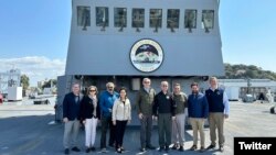 한국 등 아시아 순방을 시작한 미 하원 외교위원회 대표단이 일본에서 미 해군 7함대 소속 '블루리지'함에 올라 기념촬영하고 있다. 오른쪽 네번째가 마이클 매콜 하원 외교위원장, 왼쪽 네번째는 영 김 외교위 인도태평양 담당 소위원장 (하원 외교위 공화당 대표 트위터)