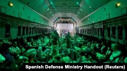 ບັນດານັການທູດສະເປນ ແລະສັນຊາດ ນັ່ງລໍຖ້າຢູ່ໃນເຮືອບິນທະການໃນຈີບູຕີ ຫລັງຈາກໄດ້ຍົກຍ້າຍອອກຈາກຊູດານ ວັນທີ 24 ເມສາ 2023