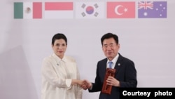 내년 회의에서 의장국을 맡은 한국의 김진표 국회의장이 6일과 7일 멕시코에서 열린 ‘제10회 믹타 국회의장 회의’ 에서 마르셀라 게라 멕시코 하원의장으로부터 믹타국회의장 회의 의사봉을 전달받고 있다. 사진 = 한국 국회 제공