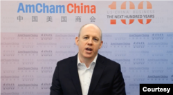 位于北京的中国美国商会主席华刚林（Colm Rafferty）在3月1日的记者发布会上以预录视频的方式致词。 (Team视讯会议截图)