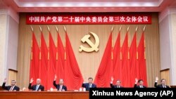 ບັນດາສະມາຊິກຂັ້ນສູງຂອງຄະນະກໍາມະການສູນກາງພັກຄອມມູນິສຈີນ ຈາກຊ້າຍ ທ່ານ ລີ ສີ, ທ່ານ ຄາຍ ຈີ, ທ່ານ ຊາວ ເລຈີ, ທ່ານ ສີ ຈິ້ນຜິງ, ທ່ານ ລີ ຈຽງ, ທ່ານ ຫວັງ ຫູໜິງ ແລະ ທ່ານ ດິງ ຊືຊຽງ ເຂົ້າຮ່ວມກອງປະຊຸມສະໄໝສາມັນທີສາມ ຄັ້ງທີ 20 ຂອງສູນກາງພັກຄອມມູນິສຈີນ ໃນນະຄອນຫຼວງປັກກິ່ງ, ວັນທີ 18 ກໍລະກົດ 2024. 