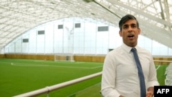 英国首相苏纳克在伦敦参观一个非盈利组织时对媒体讲话。（2024年5月7日）