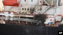 عکس آرشیوی از یک کشتی تجاری آسیب‌دیده از حمله پهپادی حوثی‌های یمن در دریای سرخ