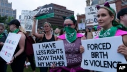 Arhiv - Protest protiv odluke Vrhovnog suda o ukidanju federalne zaštite prava na abortus u Washingttonu u julu 2022. (AP Photo/Jose Luis Magana)