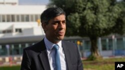 ফাইল ছবি - ব্রিটেনের প্রধানমন্ত্রী ঋষি সুনাক তেল আবিবের কাছে বেন গুরিয়ন বিমান বন্দরে সাংবাদিকদের সাথে কথা বলছেন। ১৯ অক্টোবর ২০২৩। 