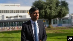 ইসরাইলে পোৗঁছে ব্রিটিশ প্রধানমন্ত্রী ঋষি সুনাক সংবাদ মাধ্যমের সঙ্গে কথা বলছেন। তেল আবিব, ইসরাইল।
অক্টোবর ১৯, ২০২৩। 