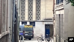 የፖሊስ መኪና ከምኩራብ ፊት ለፊት ቆሟል፤ ሩዋን ከተማ፣ ፈረንሣይ እአአ ግንቦት 17/2024