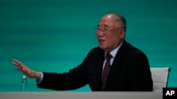 中国气候变化事务特使解振华于2023年12月13日在迪拜举行的第28届联合国气候变化大会的新闻发布会上讲话。（美联社照片）