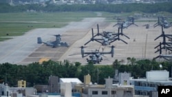 ແຟ້ມພາບ - ເຮືອບິນຂົນສົ່ງລຸ້ນ MV-22B Osprey ຂອງສະຫະລັດ, ຊ້າຍ, ພວມບິນລົງຈອດ ຫຼັງຈາກທີ່ໄດ້ບິນກັບຄືນມາຖານທັບອາກາດ ຟູເຕນມາ ຂອງທະຫານມາຣີນສະຫະລັດ ໃນເຂດນີໂນວານ, ທາງພາກໃຕ້ຂອງເກາະໂອກີນາວາ, ຢູ່ກ້ຳໃຕ້ຂອງຍີ່ປຸ່ນ, ວັນທີ 6 ກັນຍາ 2023. 