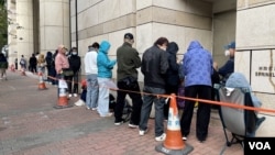 香港壹传媒创办人黎智英国安案1月2日踏入第4日审讯，西九龙裁判法院大楼外仍有大批市民排队轮候旁听席 (美国之音/汤惠芸)