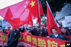 反对台湾独立的抗议者聚集在台湾总统蔡英文在洛杉矶下榻的酒店外。（2023年4月4日）