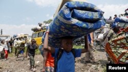 Wacongo wakivikimbia vijiji vyao kufuatia mapambano kati ya majeshi ya serikali na kundi la M32 huko Kivu Kaskazini Februari 7, 2024. Picha na REUTERS/Arlette Bashiz