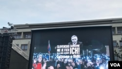 当地时间2024年3月15日反对现任菲佐政府的集会，电子屏上的宣传画中人物为现任总理菲佐，布拉迪斯拉发的自由广场（Námestie Slo-body）(美国之音 杨乐天)