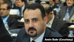 دکتۆر ئەمین بەکر، چاودێری سیاسی