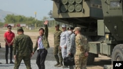 菲律宾总统小马科斯在菲律宾北部赞巴莱斯省海军基地举行的“肩并肩”联合军演中。（资料照片，2023年4月26日）