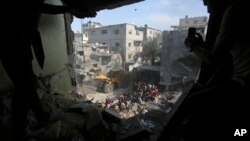 2023年10月30日，在以色列袭击加沙地带的拉法后，巴勒斯坦人在寻找幸存者。（美联社照片）