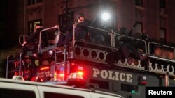 Телевизиските снимки во живо покажаа дека полицијата влегува во елитниот кампус во горниот дел на Менхетн, кој беше централно место на студентските протести кои се проширија во десетици училишта низ САД, изразувајќи противење на израелската војна во Газа