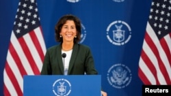 美国商务部长吉娜·雷蒙多在上海浦东机场附近参观上海波音航空改造维修工程有限公司时在记者会上讲话。（2023年8月30日）