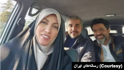 آمنه‌سادات ذبیح‌پور، معروف به بازجوخبرنگار در کنار همکارانش ـ آرشیو