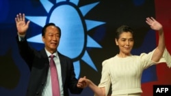 资料照：郭台铭（左）在台北的记者会上宣布与资深演员赖佩霞搭档角逐2024台湾总统大选。（2023年9月14日）