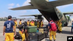 台湾空军C-300云运输机准备从台南屏东军事基地起飞将救援人员送往花莲地震灾区。（2024年4月3日）