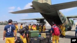 台湾空军C-300云运输机准备从台南屏东军事基地起飞将救援人员送往花莲地震灾区。（2024年4月3日）