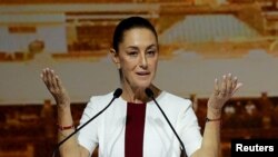 Presiden Meksiko terpilih Claudia Sheinbaum menggelar pertemuan dengan sejumlah anggota parlemen terpilih di World Trade Center di Mexico City, Meksiko, pada 18 Juni 2024. (Foto: Reuters/Henry Romero)