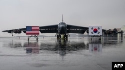 지난해 10월 한국 청주 공군기지에 착륙한 미 공군 B-52H 전략폭격기가 앞에 미한 양국 국기가 세워져있다.