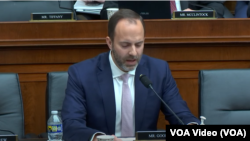 德克萨斯州的共和党籍联邦众议员兰斯·古登(Lance Gooden)在众议院司法委员会上就他提出的一项法案发言。(2024年5月22日）