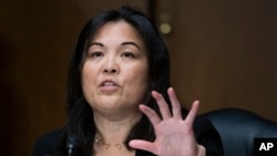 资料照片：时为拜登总统提名的美国劳工部副部长人选的苏维思在参议院健康、教育、劳工与养老金事务委员会的提名确认听证会上讲话。(2021年3月16日)