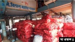 পেঁয়াজ নিয়ে ভারতের বাজারে বাড়ছে জটিলতা, কেন্দ্র রপ্তানি নিয়ন্ত্রণ করতেই কৃষকেরা সরবরাহ বন্ধের পথে