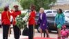 La première dame de Namibie, Monica Geingos (à droite), accompagne la première dame des États-Unis, Jill Biden, lors d'une cérémonie de dépôt de gerbe au monument Heroes' Acres à Windhoek, en Namibie, le 22 février 2023.