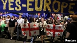 在格鲁吉亚首都第比利斯，人们参加抗议“外国代理人”法案的活动。（2024年4月28日）