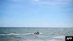 የነፍስ አድን ሰራተኞች በሜዲትራኒያን ባህር ዳርቻ አካባቢውን እየቃኙ