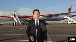 日本首相岸田文雄在乘坐飞机前往美国出席美日韩峰会前在东京的羽田国际机场发表讲话。（2023年8月17日）
